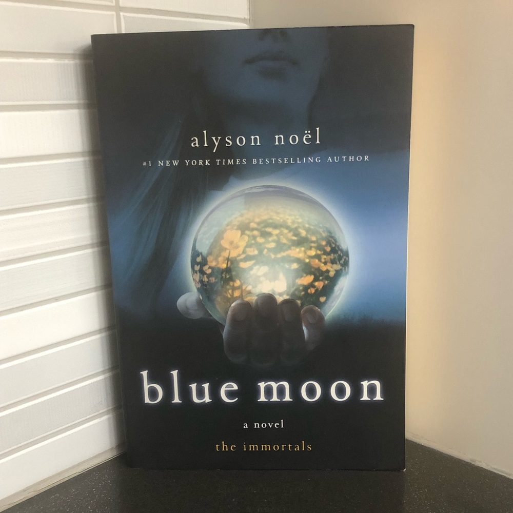 📚 3/$18 Blue Moon by Alyson Noel